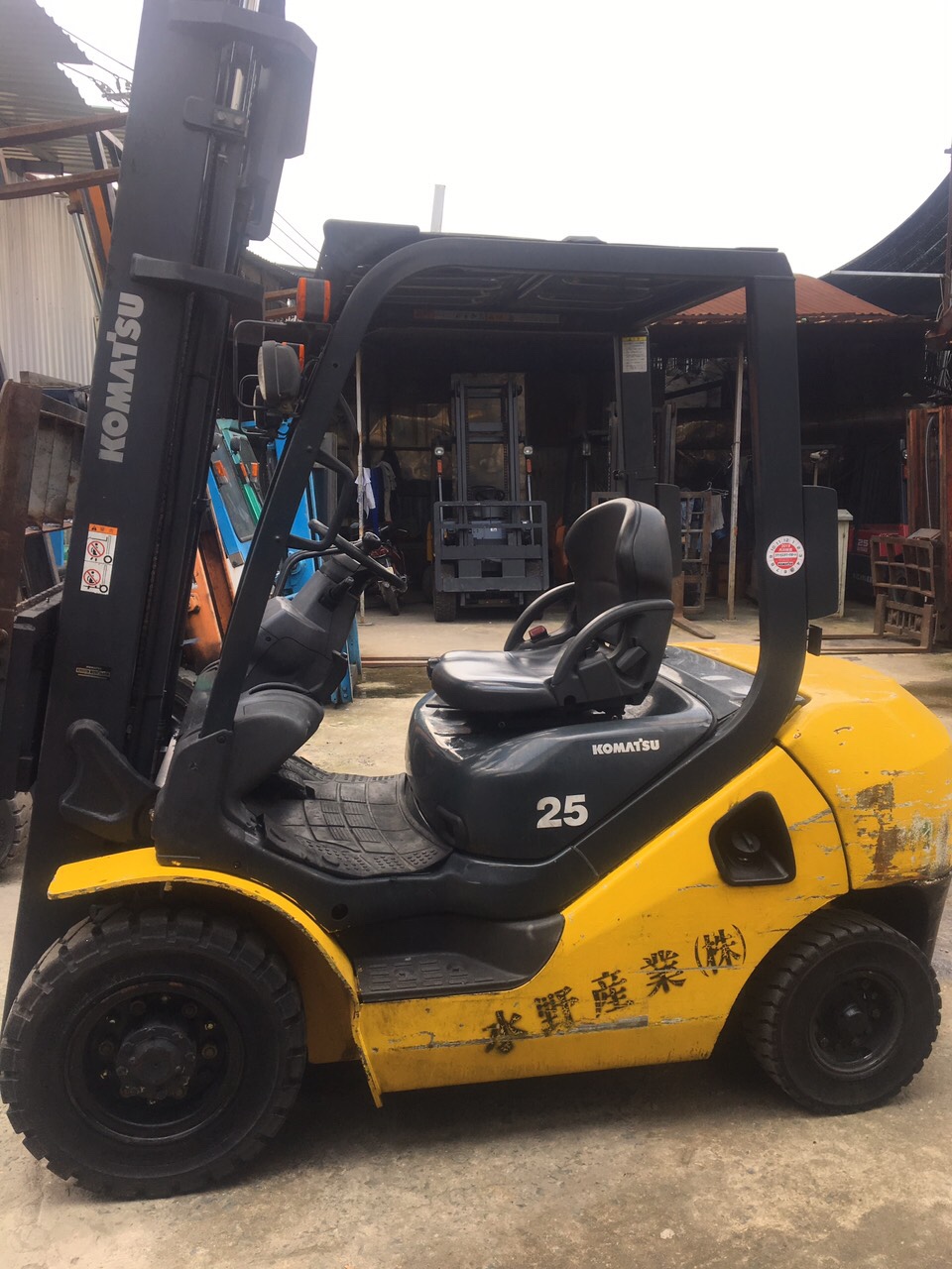 Xe nâng dầu Komatsu 2,5 tấn FD25T-17.jpg (328 KB)